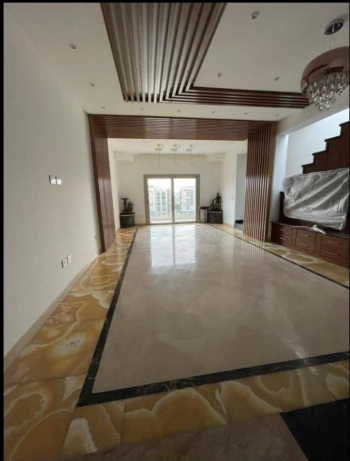 فيلا بنت  هاوس ب جولدن سكوير التجمع الخامس حمام سباحه خاص للقطه 